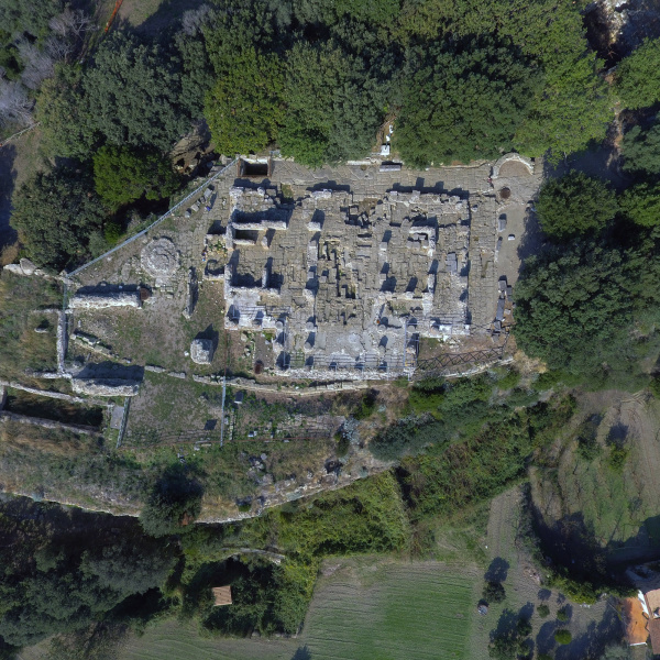 Parco Archeologico di Cuma, sito archeologico dei Campi Flegrei con contenuti video accessibili in Lingua dei Segni Italiana.