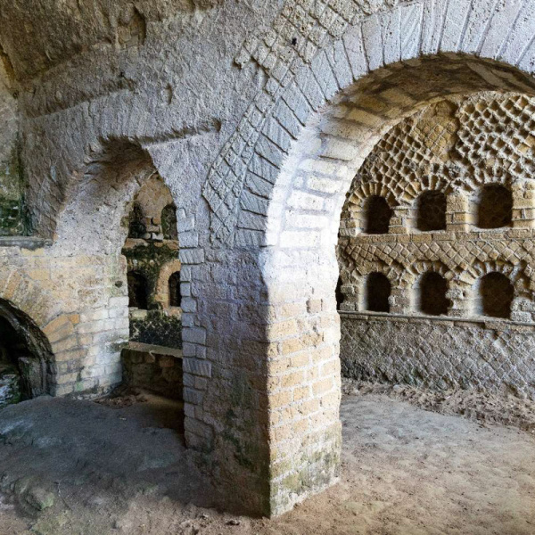 Documento con contenuti semplificati dedicato ai riti funerari romani e alle modalità di sepoltura.