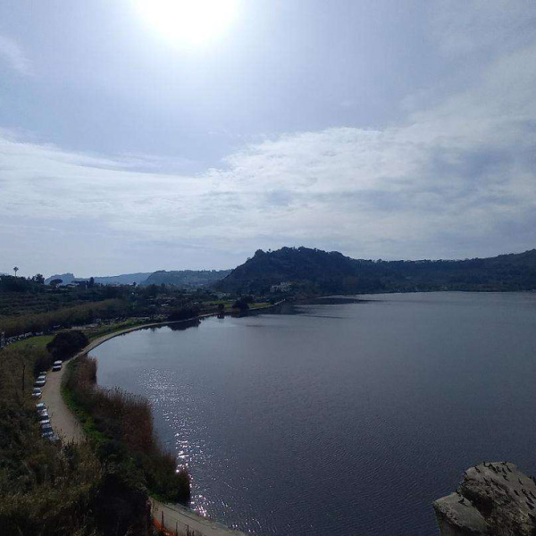 Documento con contenuti semplificati dedicato al mito della Porta degli Inferi e alla leggenda del Lago d
