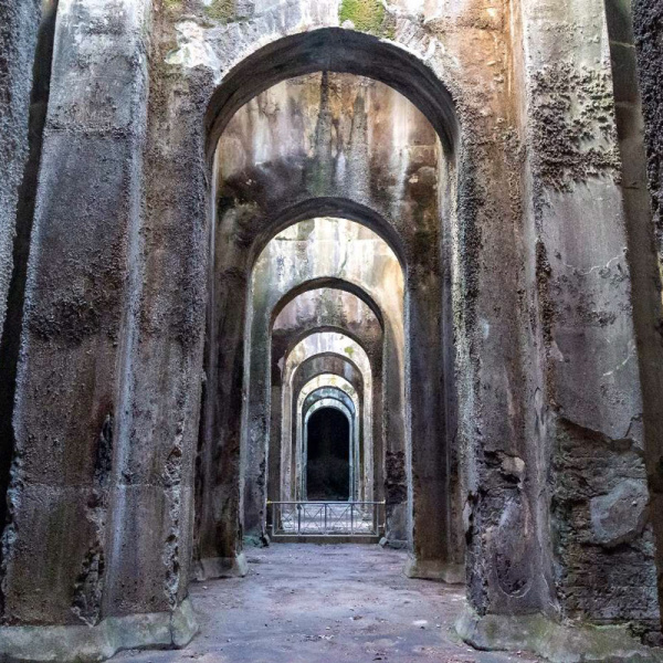 Documento con contenuti semplificati dedicato alla Piscina Mirabilis e ai principali monumenti romani di Bacoli.