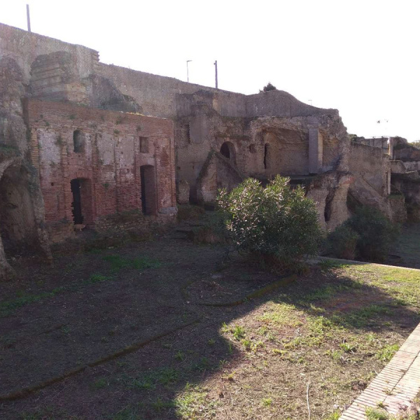 Documento con contenuti semplificati dedicato alle Necropoli romane di Pozzuoli e ai cimiteri antichi.