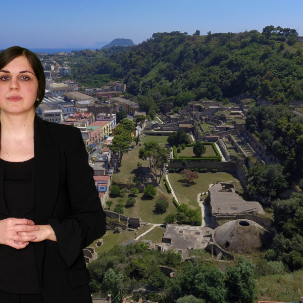 Video LIS dedicato alla visita del Parco Archeologico delle Terme di Baia con interprete della Lingua dei Segni Italiana.